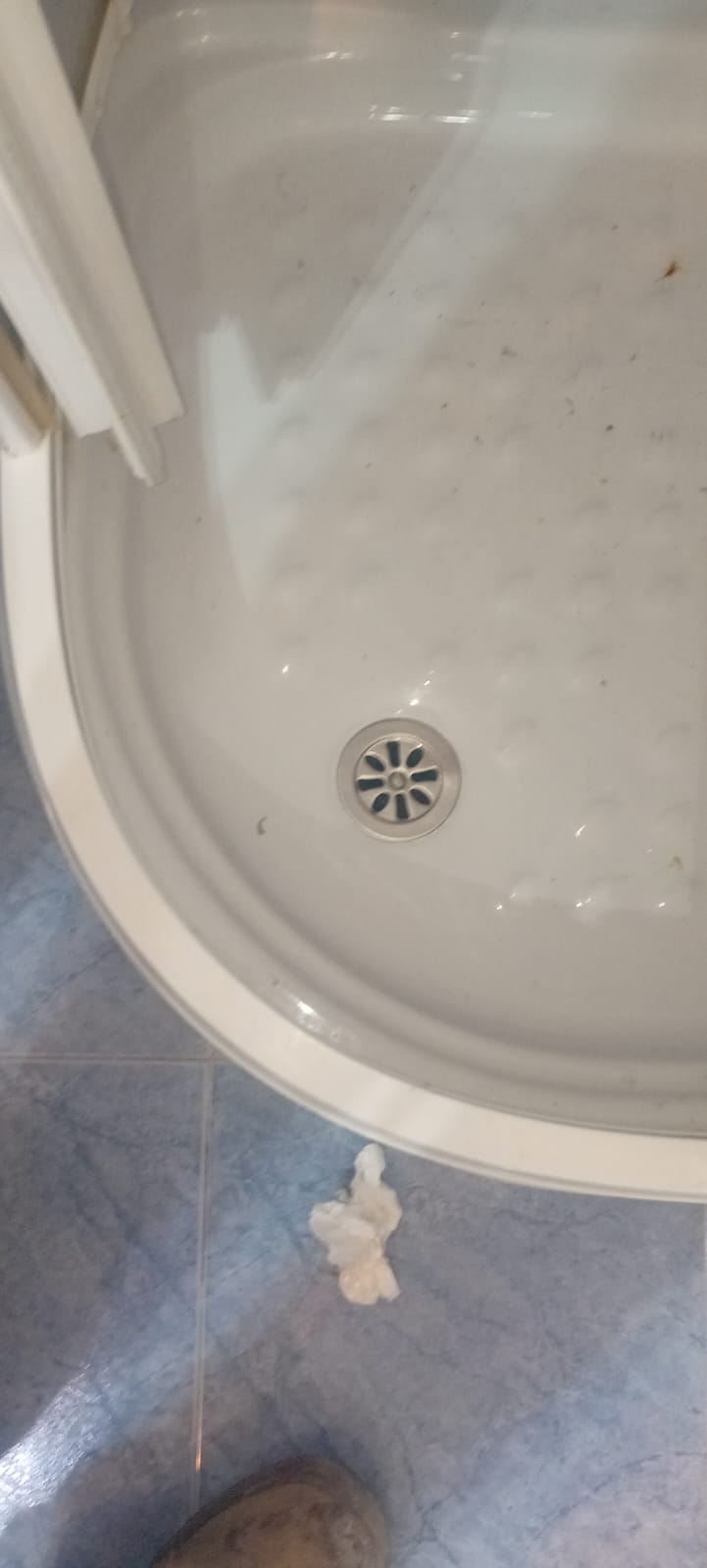 Después: sifón reparado con rejilla nueva en el plato de ducha