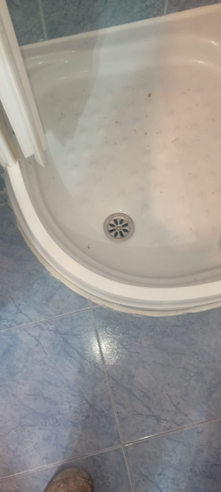 Después: plato de ducha con el sifón reparado