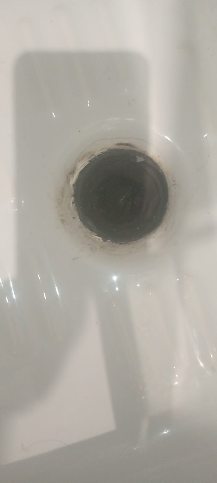 Trabajo de localización no invasiva en baño